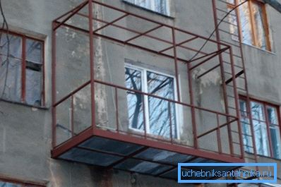 Příklad je spíše podmíněný: v reálných podmínkách se zatížení ohybů na nosnících snaží kompenzovat jiné konstrukční prvky, které vidíme na fotografii.