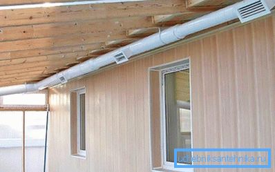 Přívodní a odvzdušňovací ventilace s přívody vzduchu na plastovém potrubí