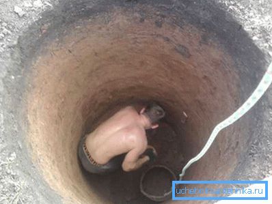 Proces kopání studny bez betonové košile.