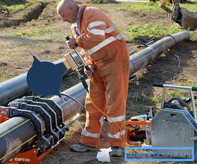 Proces instalace topné desky na místě budoucího spoje