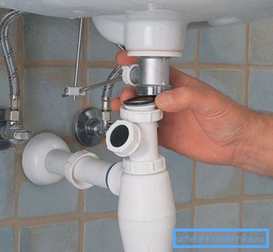 Čištění sifonu pomůže vyřešit problém nepříjemného zápachu