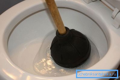 Čištění záchodové mísy pomocí mechanického plunžru Čištění záchodové mísy pomocí mechanického plunžru