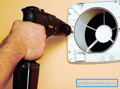 Čištění větrání v bytě je možné po demontáži grilu a ventilátoru
