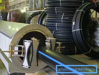 Výroba polyetylénových trubek v továrně