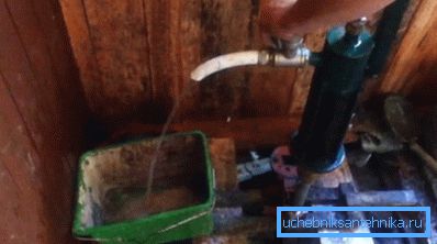 Čerpáme přes vodu, dokud se neobjeví průhledný paprsek.