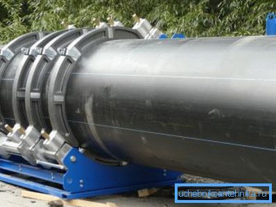 Pokládání vodovodní sítě polyethylenem. Hydraulika se používá pro vystředění. Pokládání vodovodní sítě polyethylenem. Hydraulika se používá pro vystředění.