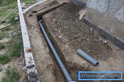Umístěním PVC trubek do kanalizačního systému