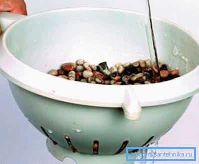 Vápno umýváme štěrkem, který se důkladně opláchne čistou vodou. Vápno umýváme štěrkem, který se důkladně opláchne čistou vodou.
