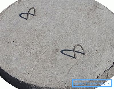 Plochý betonový disk se sponami