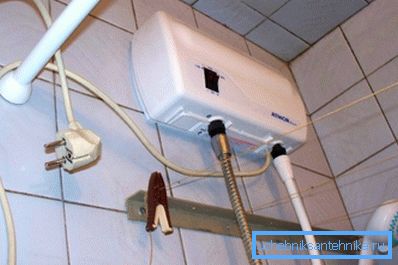 Průtokový elektrický ohřívač vody na sprchu