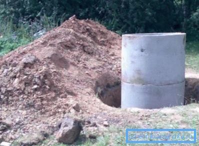 Proces výstavby studny betonových prstenců.