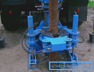 Konstrukční proces končí instalací nejdelších - provozních - sloupců.
