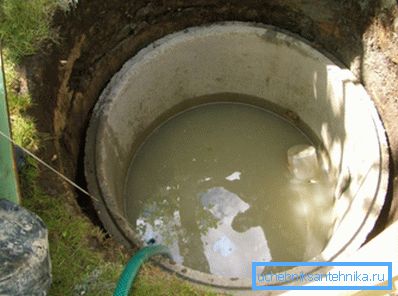 Proces odstraňování špinavé vody ze zdroje