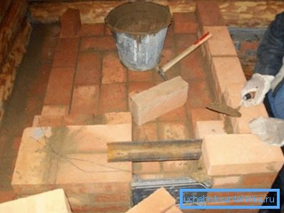 Proces budování kamna z cihel