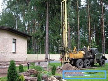 Proces vypouštění pitné vody v zemi.