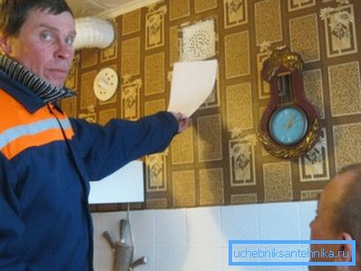 Zkontrolujte trakci pomocí běžného listu papíru, který by měl přilnout k mřížce Zkontrolujte trakci pomocí běžného listu papíru, který by měl přilnout k mřížce