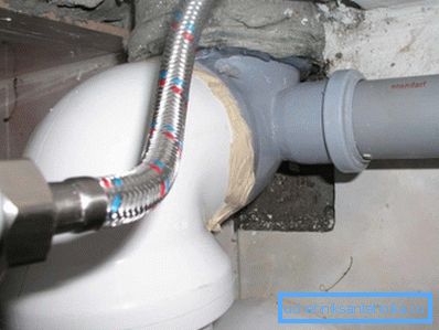 Zkontrolujte, zda všechny spoje nejsou pro případné úniky, pokud někde klesne, je nutné znovu utěsnit spoje. Zkontrolujte, zda všechny spoje nejsou pro případné úniky, pokud někde klesne, je nutné znovu utěsnit spoje.