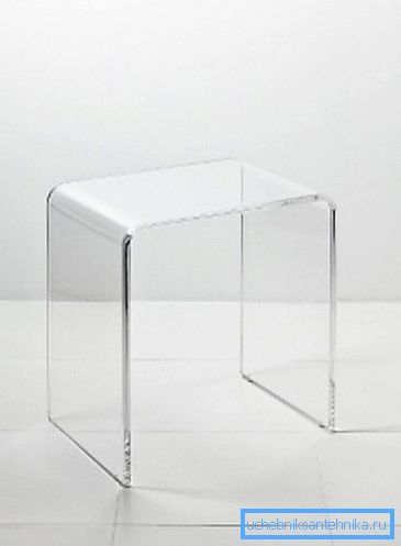Transparentní židle z plexiskla - skvělá volba pro sprchu.