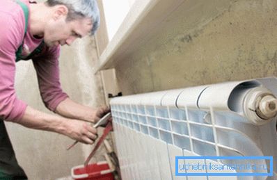 Radiátor lze odšroubovat pouze při vypnutém ventilu. Radiátor lze odšroubovat pouze při vypnutém ventilu.