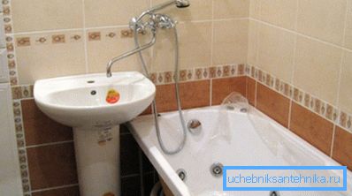 Umývadlo bez baterie může být provozováno s přístrojem umístěným nad vanou.
