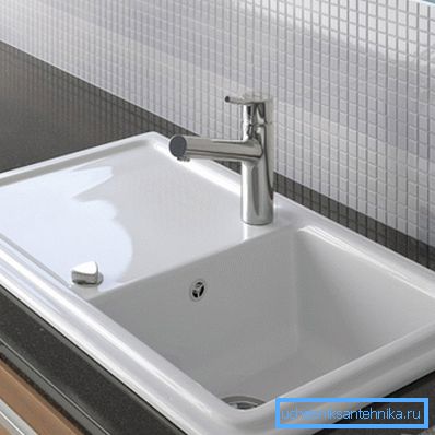 Dřez se smaltem dokonale zapadá do moderního interiéru.