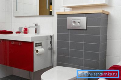 Dřez s hygienickou sprchou umístěný v blízkosti toalety