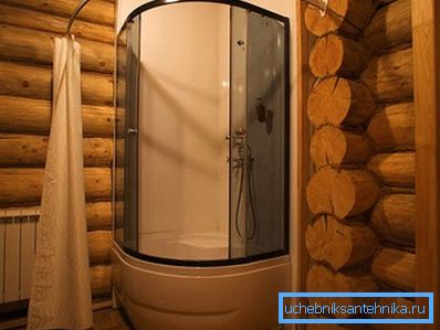 Sprchová kabina umístěná v dřevěném domě