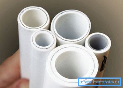 Velikost řezného nástroje závisí na použitém materiálu.
