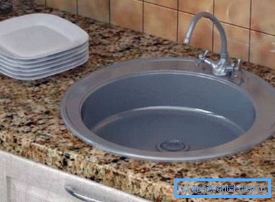 Rozměry kulatých umyvadel v kuchyni jsou velmi rozmanité a liší se nejen v průměru, ale také v hloubce