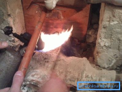 Zahřívání potrubních přípojek pomocí ventilátoru Zahřívání potrubních přípojek pomocí ventilátoru