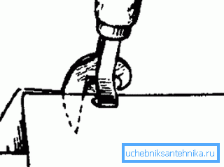 Odřízněte trubku pomocí otvíráku na konzervy Odřízněte trubku pomocí otvíráku na konzervy