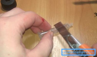 Injekční stříkačku odřízněte v 1,5 ml dělení Injekční stříkačku odřízněte v 1,5 ml dělení