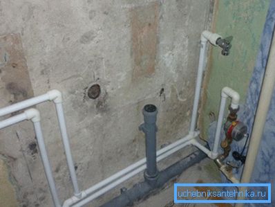Zapojení pro připojení vany a umyvadla je provedeno pomocí 50 mm trubky. Zapojení pro připojení vany a umyvadla je provedeno pomocí 50 mm trubky.