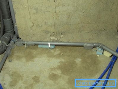 Úprava kanalizace pod vanou, umyvadlem a pračkou byla provedena z potrubí o průměru 50 mm.