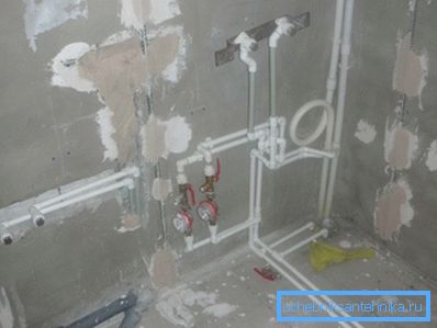 Polypropylenové vedení potrubí v koupelně Polypropylenové vedení potrubí v koupelně