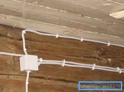 Elektroinstalace v dřevěném domě by se měla provádět pomocí ochranných krytek. Elektroinstalace v dřevěném domě by se měla provádět pomocí ochranných krytek.