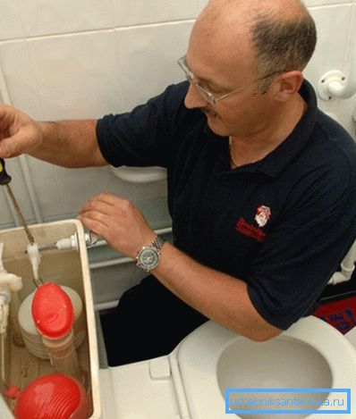 Nastavení vypouštění vody na toaletu nastavením polohy páky