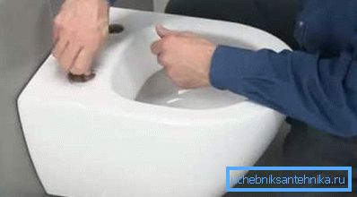 Oprava záchodové mísy nebude způsobovat potíže ani pro nezkušeného mistra.