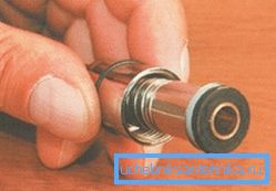 Pryžové těsnění u sprchové hadice v koupelně nakonec ztratí své vlastnosti a začne běžet vodu Pryžové těsnění u sprchové hadice v koupelně nakonec ztratí své vlastnosti a začne běžet vodu