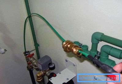 Do potrubí je zasunut odporový kabel Do potrubí je zasunut odporový kabel