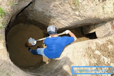 Vykopáme příkop pro instalaci designu.
