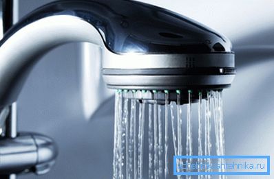 Ruční sprchová hlavice s funkcí hydromasáže.