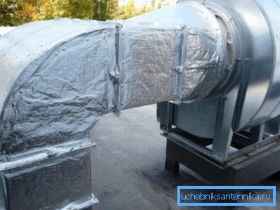 Objímka mezi ventilátorem a potrubím eliminuje přenos vibrací.