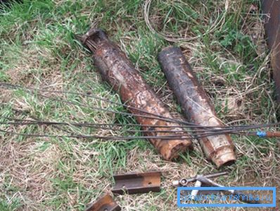 Rust se také vytváří na stěnách trubky a postupně zužuje lumen. Rust se také vytváří na stěnách trubky a postupně zužuje lumen.