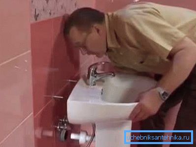 Samoinstalace zavěšeného umyvadla na místě Samoinstalace zavěšeného umyvadla na místě
