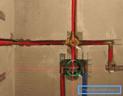Nezávislá instalace centrální části zabudovaného směšovače do stěny, vstup a výstup vody z něj Nezávislá instalace centrální části zabudovaného směšovače do stěny, vstup a výstup vody z něj