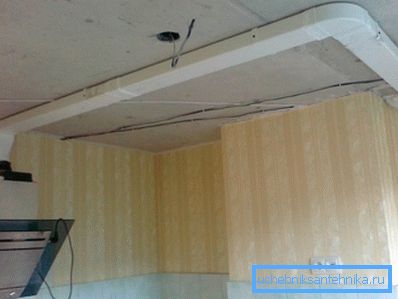 Samostatná instalace plochého větracího kanálu v kuchyni