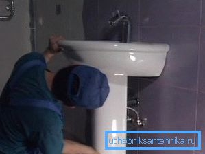 Samostatná instalace umyvadla v koupelně