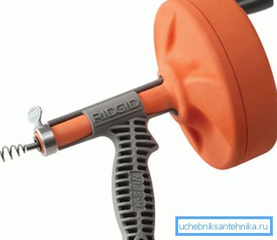 Vodovodní kabel usnadňuje odstraňování upchání. Vodovodní kabel usnadňuje odstraňování upchání.