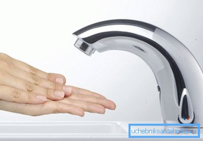 Senzor na předním panelu sám určuje, kdy zapnout vodu